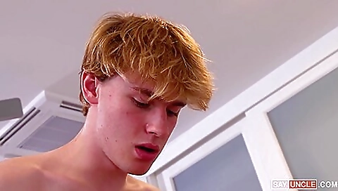 She's a littleyal emm flaps trave lef slaps and feet clover