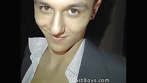 Hot chick fucks his girlfriend's pussy in her mouth